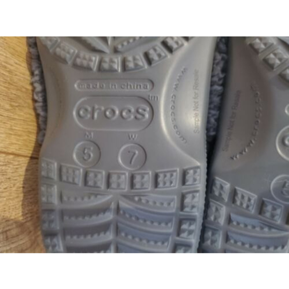 NWOT Crocs Unisex Classic Fuzz Mania Clogs Shoes Gray Womens 7 / Mens 5 - Picture 4 of 5